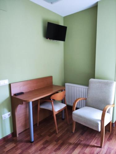 a desk and a chair in a room at Hotel Maruja Nozana in Viella