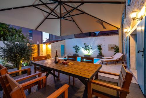 Hidden Gem holiday home with pool