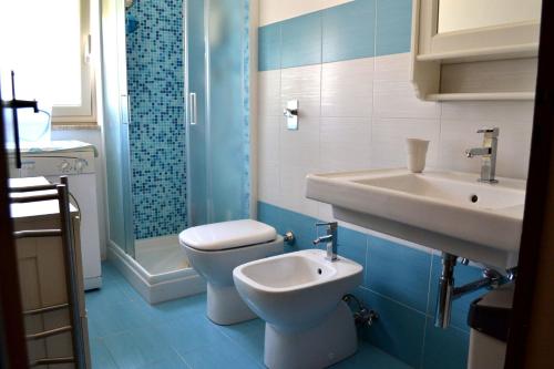 un baño con inodoro y lavabo en Casa Annamare, nel Borgo marinaro, en Marina di Modica