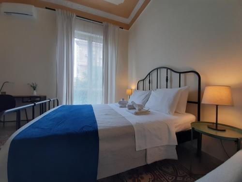 - une chambre avec un grand lit et une fenêtre dans l'établissement "RUNFULÌA" DELUX apartment, à Palerme