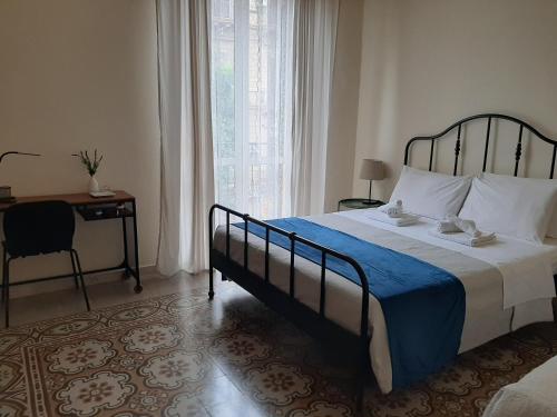 - une chambre avec un lit, un bureau et une fenêtre dans l'établissement "RUNFULÌA" DELUX apartment, à Palerme