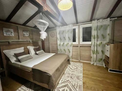 Rivière-Pilote的住宿－Mahogany Lodge - Oasis cosy，一间卧室,卧室内配有一张大床