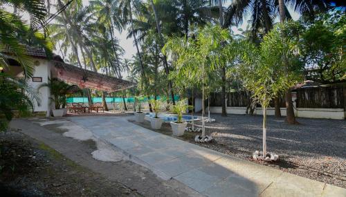Zahrada ubytování GR Stays WHITE HOUSE 4bhk Private Pool Villa in Calangute