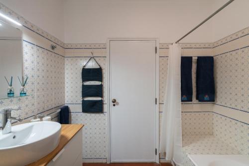 een badkamer met een wastafel en een douche bij SILCHORO - Estúdio remodelado com AC e piscina em Albufeira in Albufeira