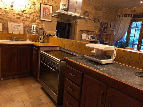 Kuchyň nebo kuchyňský kout v ubytování La Grange de Langlade
