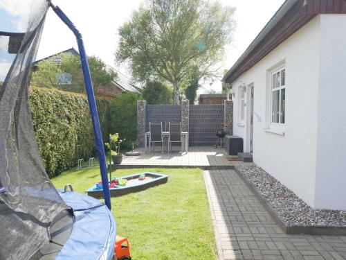 a view of the backyard of a house at Ferienhaus Sellin in Ostseebad Karlshagen