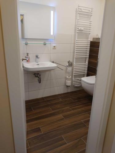 een badkamer met een wastafel en een toilet bij Ferienwohnung Café Flair in Görlitz