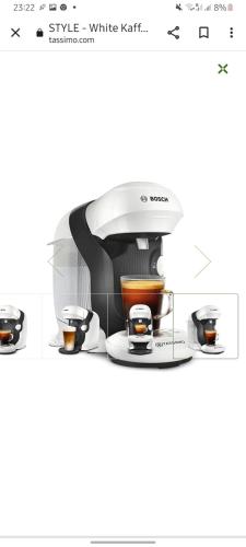 - une machine à café assise sur un comptoir avec deux tasses dans l'établissement Appartement residence le nautile, au Grau-du-Roi