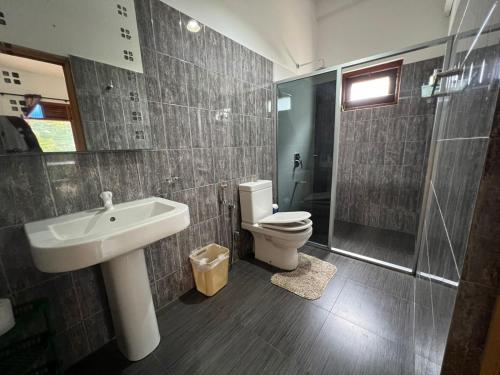 Ванная комната в Frangipani Beach Villa