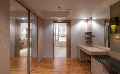 a bathroom with a sink and a mirror at Summit Windmill Golf Suite Hotel at Suvarnabhumi in Bangna