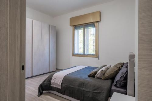 Schlafzimmer mit einem Bett und einem Fenster in der Unterkunft Maneki Murri 124 bologna in Bologna