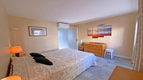 une chambre avec un lit et une commode dans l'établissement Appartement La Caravelle, à Sainte-Maxime