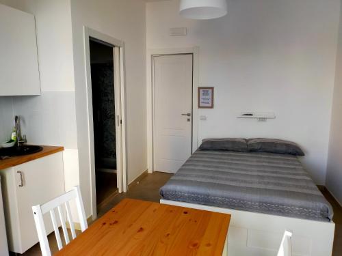 - une chambre avec un lit et une table en bois dans l'établissement B&C rentals and events, à Lecce
