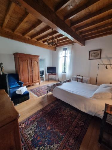 Katil atau katil-katil dalam bilik di Domaine de Belcayre