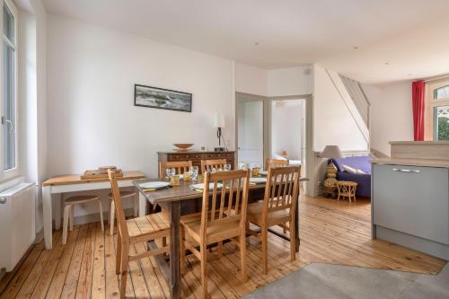 une cuisine et une salle à manger avec une table et des chaises dans l'établissement Charmante maison à 250 mètres de la plage, à La Baule