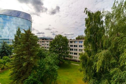 vista su una città con alberi ed edifici di Stylish Studio in Central Vilnius a Vilnius