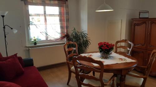 una sala de estar con una mesa con flores. en FEWO Lichtblick, en Bautzen