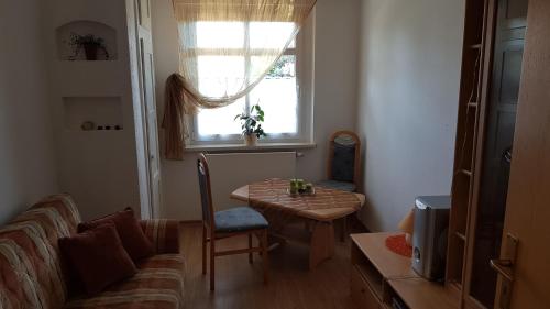 sala de estar con mesa y ventana en FEWO Lichtblick, en Bautzen