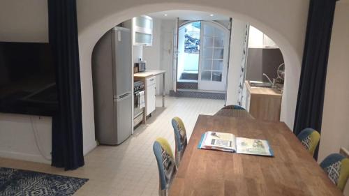 Il comprend une cuisine équipée d'une table et de chaises. dans l'établissement Charming and Modern Cave in the Heart of the Port, à Nice