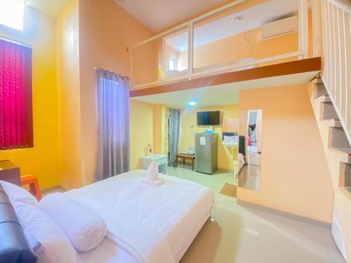 Villa Matano Sorowako Redpartner في Saroako: غرفة نوم مع سرير بطابقين وغرفة معيشة