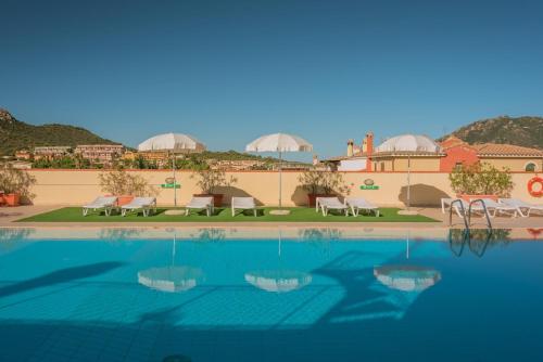 vista sulla piscina di un resort di Apartments in residence with swimming pool in Villasimius a Villasimius