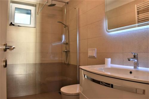 Bilik mandi di Paula Apartmani