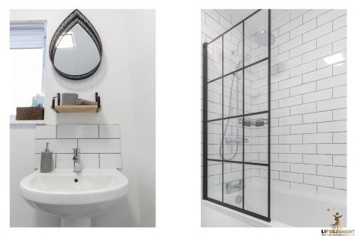 La salle de bains est pourvue d'un lavabo et d'une douche en verre. dans l'établissement Luxe Garden House for 6 in Central Exeter, à Exeter