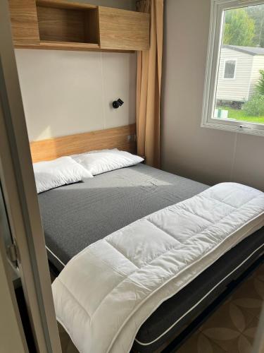 une chambre avec deux lits et une fenêtre dans l'établissement Mobil home 6/8 personnes aux Mathes / La Palmyre, aux Mathes