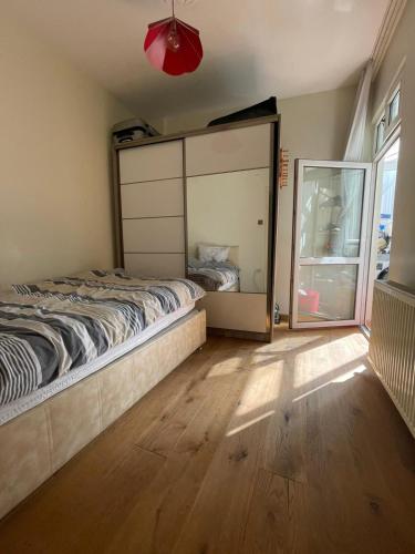 Schlafzimmer mit einem Bett und einer Glasschiebetür in der Unterkunft besıktas merkez in Istanbul