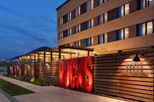 un edificio con graffiti rojo a un lado en Origin Red Rocks, a Wyndham Hotel en Golden