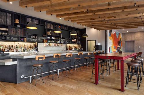 Lounge atau bar di Origin Red Rocks, a Wyndham Hotel