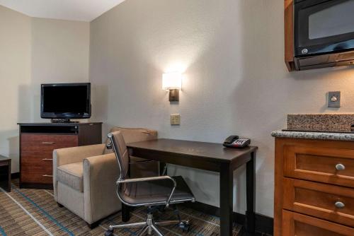 Телевизор и/или развлекательный центр в MainStay Suites Denham Springs - Baton Rouge East