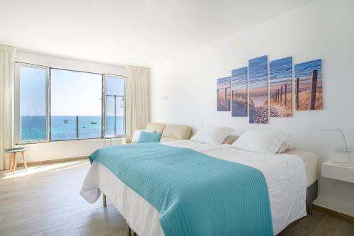 a bedroom with a bed with a view of the ocean at Casa Roman in Punta de Mujeres