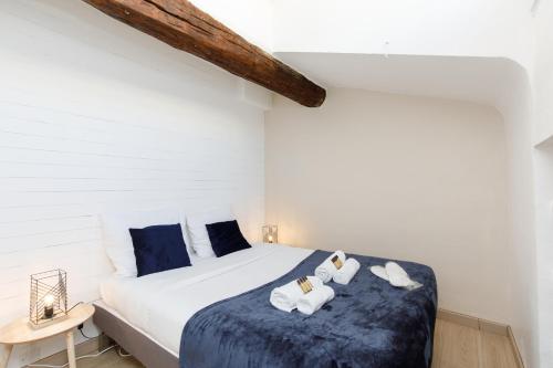 une chambre avec un lit avec des serviettes dessus dans l'établissement Lumière YourHostHelper, à Cannes