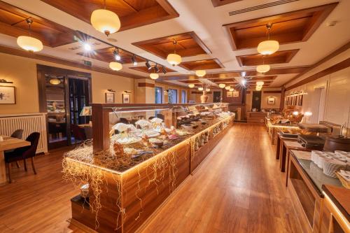 a restaurant with a buffet line in a room at Dedeman Palandoken Ski Lodge Hotel in Erzurum