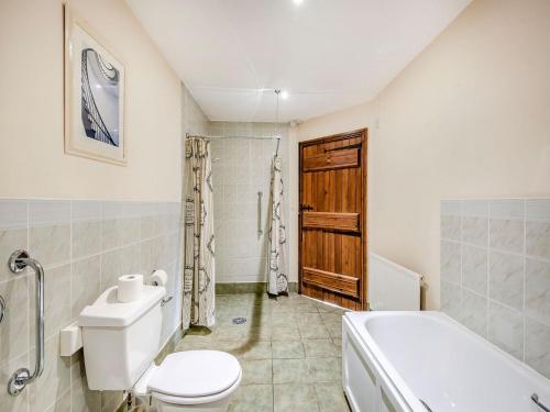 uma casa de banho com um WC, uma banheira e um chuveiro em Betty Hutton - Uk36661 em Goulsby
