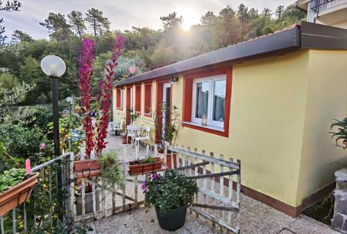 una casa con plantas y una valla en Villa Patrizia, en La Spezia