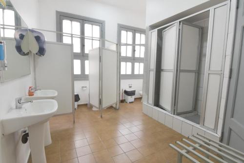 a bathroom with two sinks and a mirror at Habitacion amoblada Providencia - Metro Salvador in Santiago