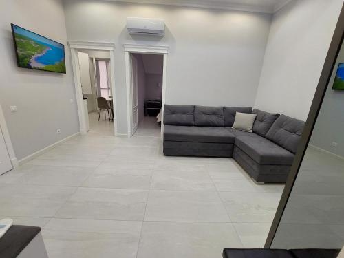 a living room with a couch and a tile floor at Apartament Vip Chirie in Chişinău