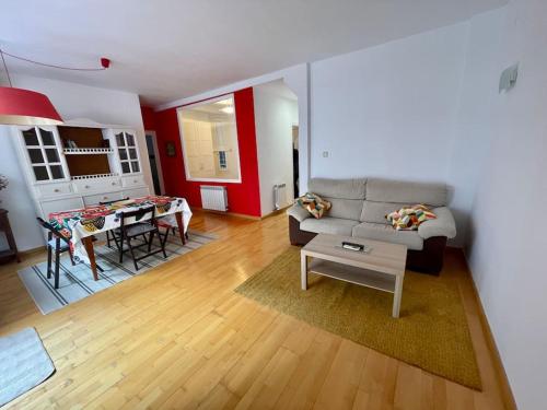 a living room with a couch and a table at Acogedor apartamento en Zaragoza in Zaragoza