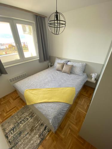 Postel nebo postele na pokoji v ubytování Apartman Centar 19