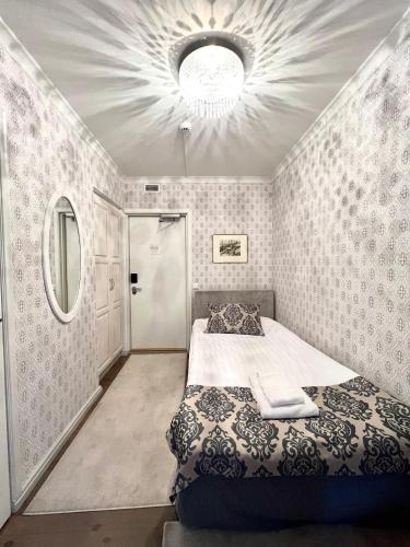 ラハティにあるMukkulan kartanoのベッドルーム1室(ベッド1台付)