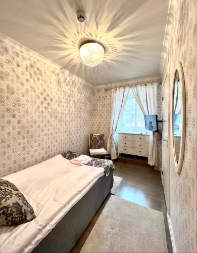 a bedroom with a large bed and a window at Mukkulan kartano in Lahti