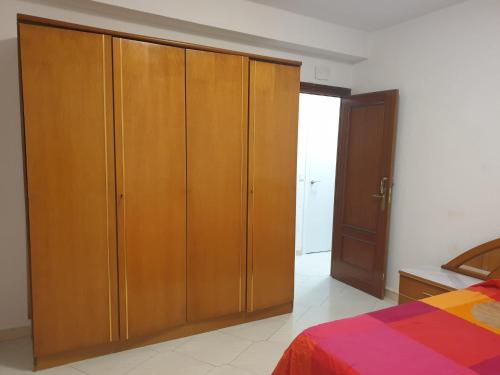 - une chambre avec des placards en bois et un lit dans l'établissement Hermosa Habitación A individual. Getafe centro.Cerca del metro y Renfe, à Getafe
