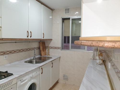 a kitchen with a sink and a washing machine at Hermosa Habitación A individual. Getafe centro.Cerca del metro y Renfe in Getafe