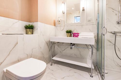 W łazience znajduje się toaleta, umywalka i prysznic. w obiekcie VacationClub - Baltic Park Fort Apartament G.306 w Świnoujściu