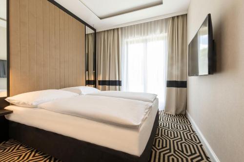 pokój hotelowy z dwoma łóżkami i oknem w obiekcie VacationClub - Baltic Park Fort Apartament G.306 w Świnoujściu