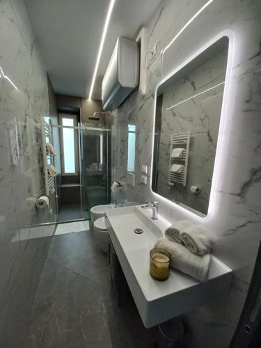 トリノにあるDorotea Rooms Torino Centroのバスルーム(洗面台、トイレ、鏡付)