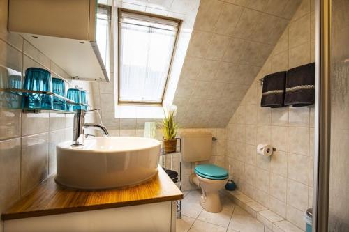 a bathroom with a sink and a toilet at Kleine Meereskrabbe in Werdum
