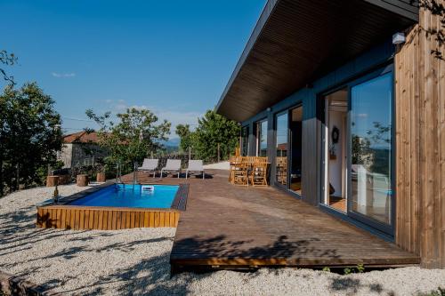 une maison avec une piscine à côté d'un bâtiment dans l'établissement VERDVILLAGE, à Valença